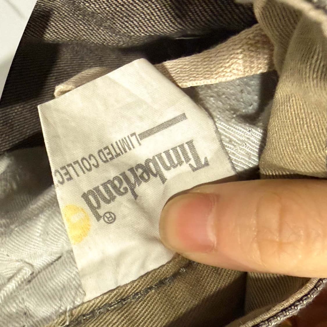 팀버랜드 샌드워싱 데님팬츠 스트레이트핏 백 레더 로고 패치 디테일 흑청 상품이미지7