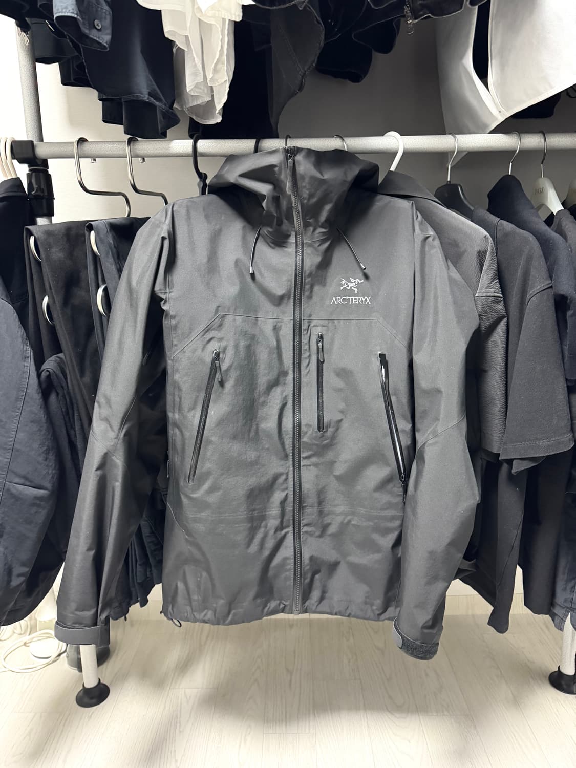 아크테릭스 베타 SV 블랙 M 팝니다 상품이미지1