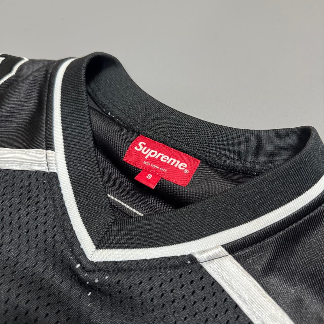 슈프림 21ss week13 블랙컬러 어보브 올 풋볼 매쉬 반팔 상품이미지3