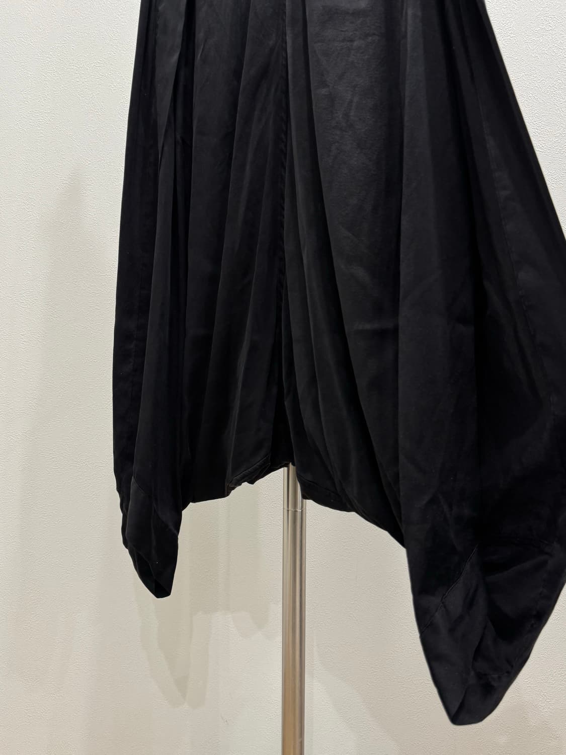 율리우스 25ss 실크 트위스티드 사루엘 팬츠 상품이미지6