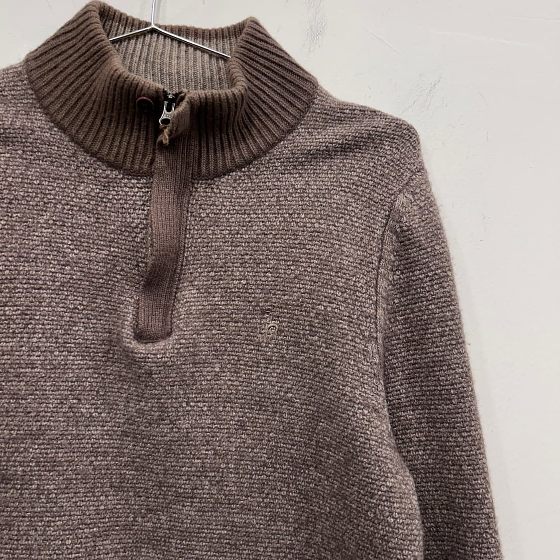 헤지스 스몰로고 울 부클 하이넥 니트 상품이미지1