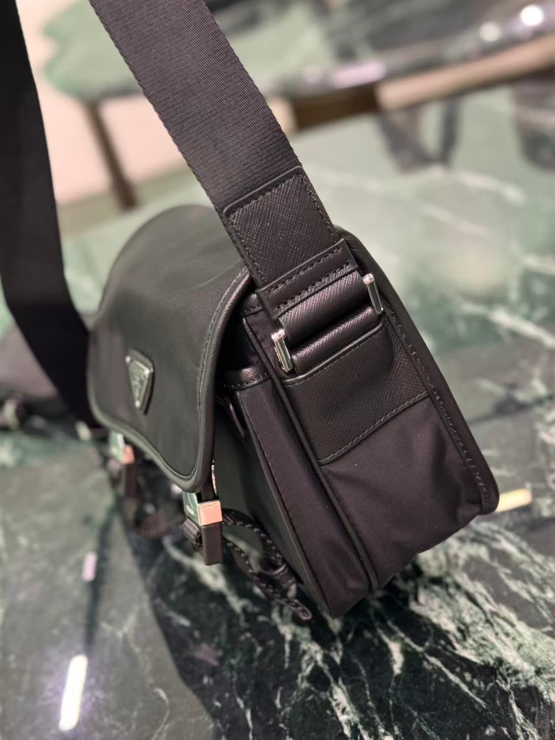 프라다 리나일론 앤 사피아노 레더 숄더백 블랙 상품이미지3