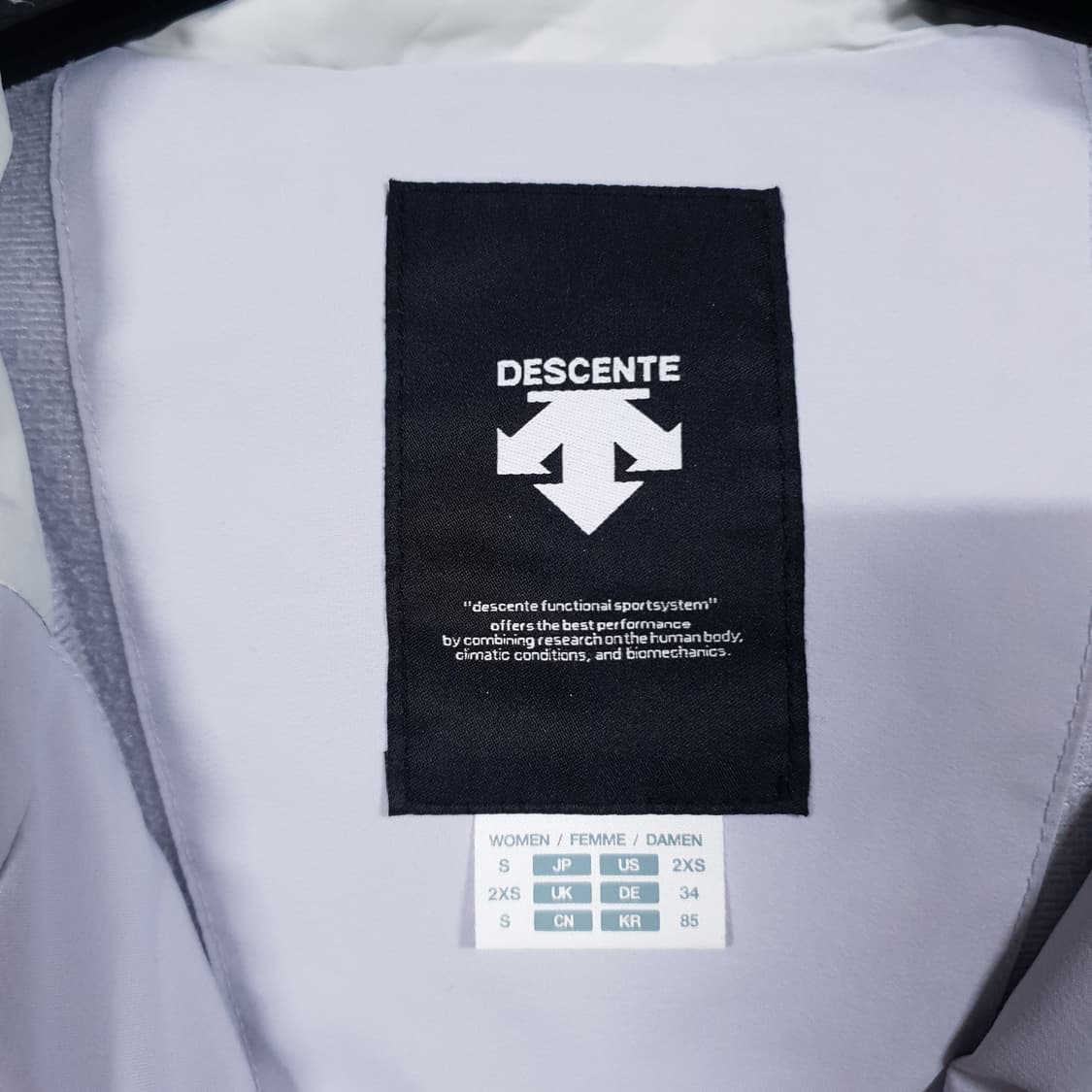 여성 85) 데상트 신형 21FW 스위스스키팀 아우디 후드 바람막이 자켓 상품이미지6