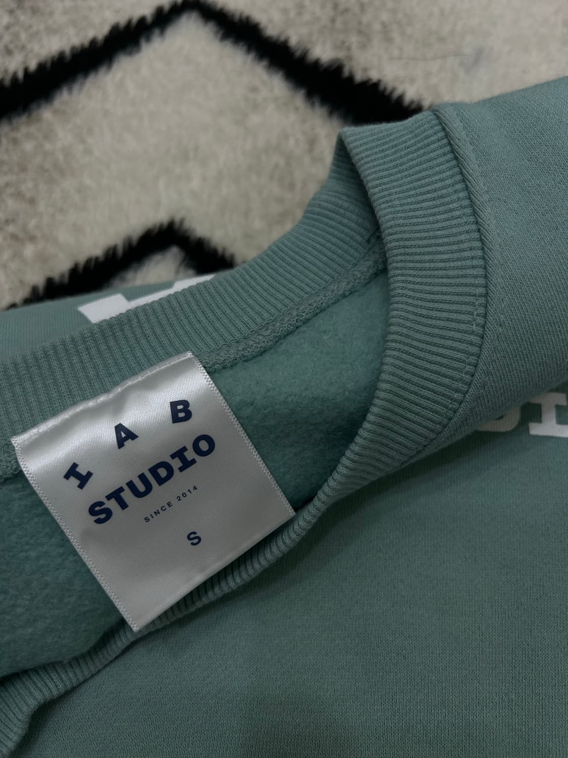 [S]아이앱스튜디오 맨투맨/애쉬그린/기모 상품이미지5