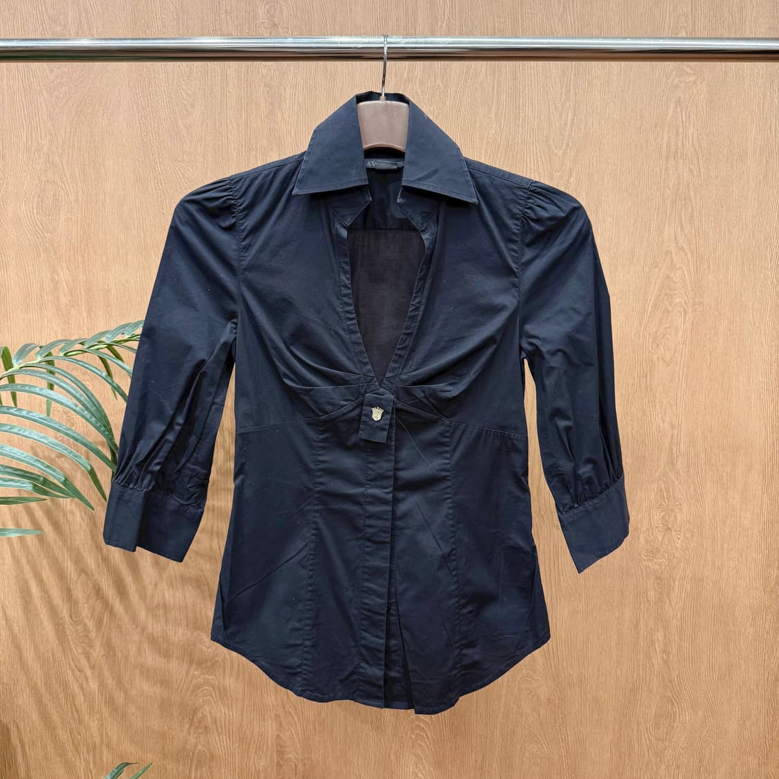 아르마니 익스체인지 딥브이넥 버튼 셔츠 블라우스 7부 소매 블랙 상품이미지1