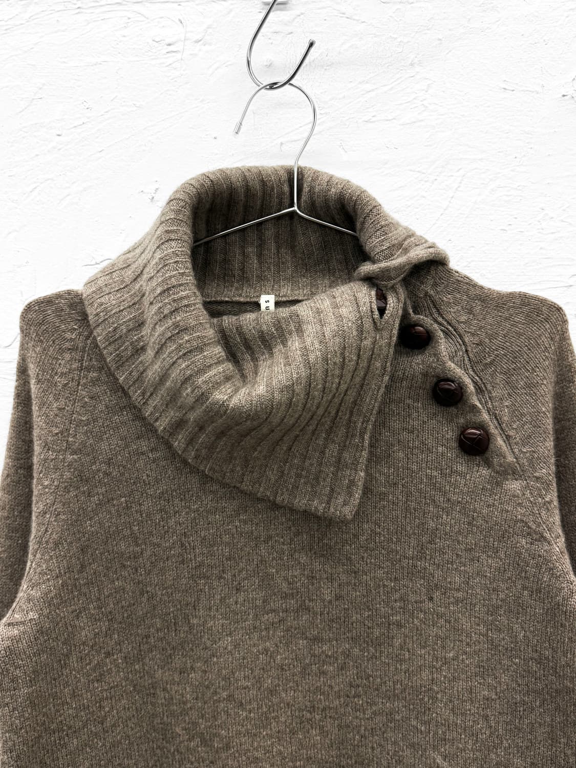 sunao kuwahara 버튼 넥 니트 상품이미지3