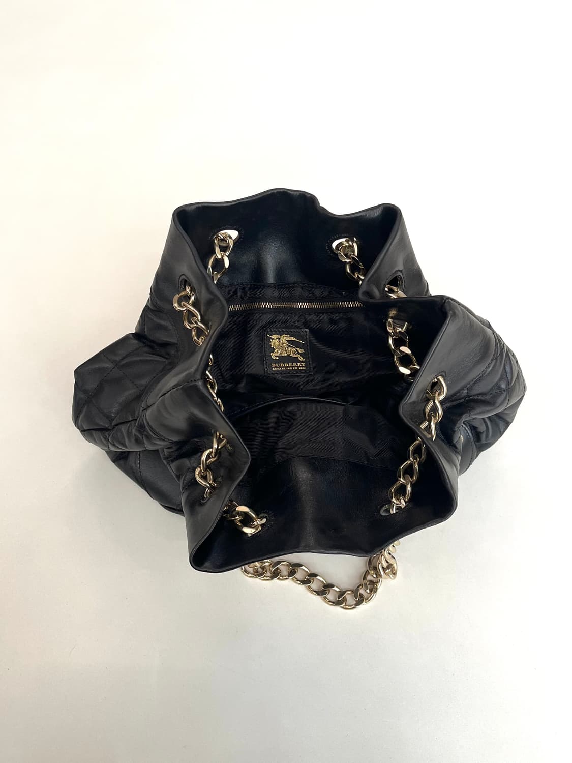 버버리 프로섬 퀄팅 레더 체인 버킷백 상품이미지6