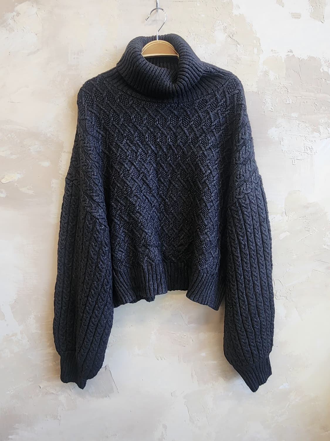 자라 터틀넥 꽈배기 차콜 니트 상품이미지1