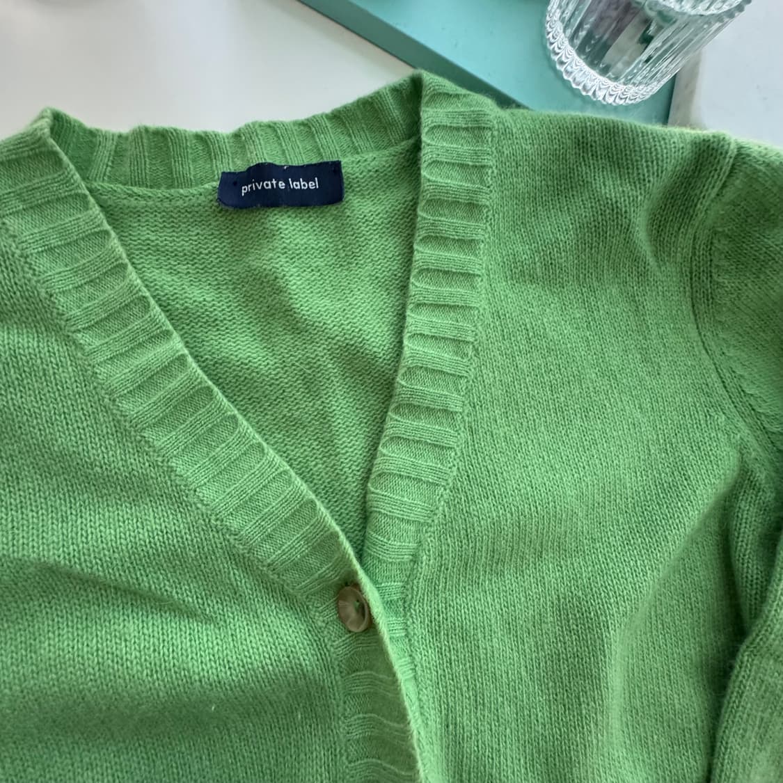 연두 브이넥 단추 보들 모 니트 가디건 상품이미지4