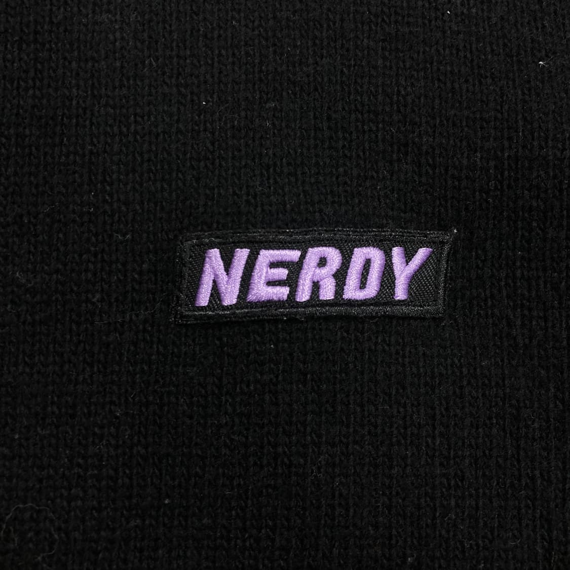 널디 블랙 컬러 스펠아웃 빅로고 니트 상품이미지3