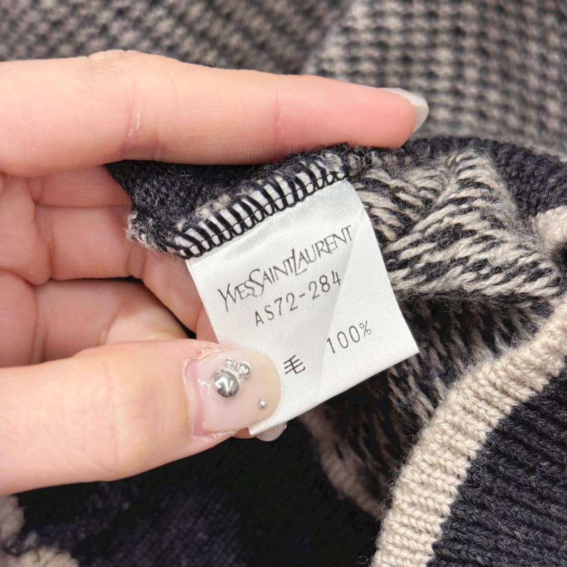 입생로랑 배색 니트 라운드넥 긴팔 하운드투스 패턴 블랙 그레이 상품이미지8