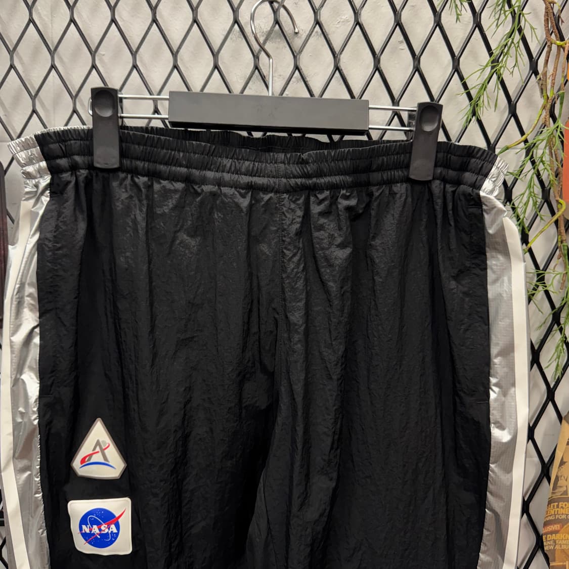 아디다스 X NASA 스페이스 레이스 트레이닝 팬츠 블랙 상품이미지3