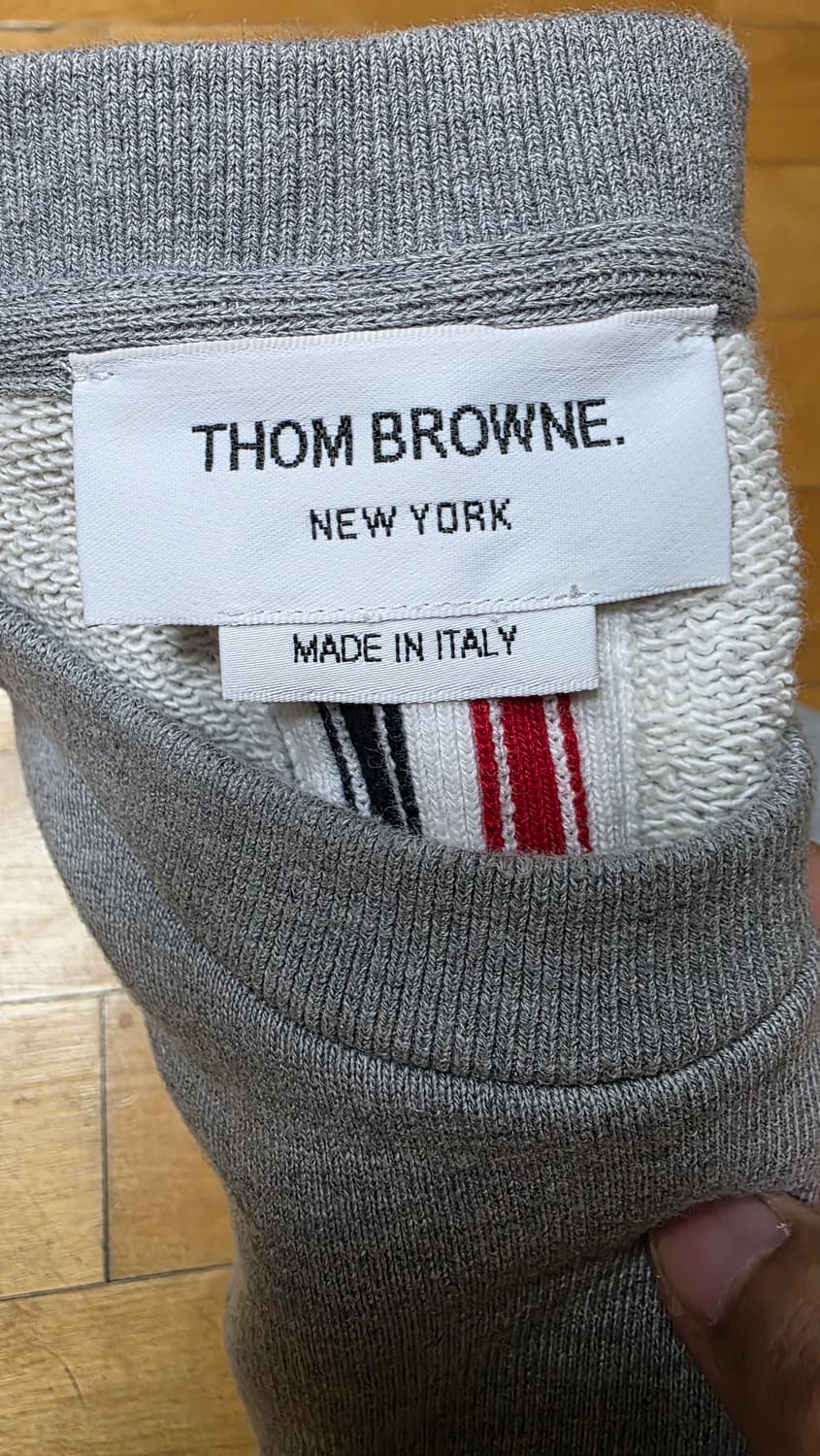 [4,새상품급]톰브라운 백삼선 맨투맨 상품이미지4