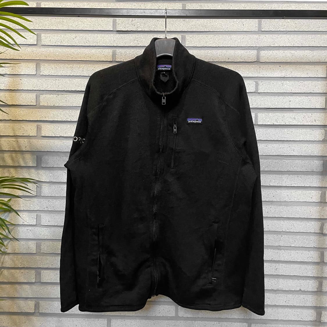 파타고니아 베터 스웨터 집업 자켓 하이넥 쓰리포켓 로고 디테일 블랙 상품이미지2