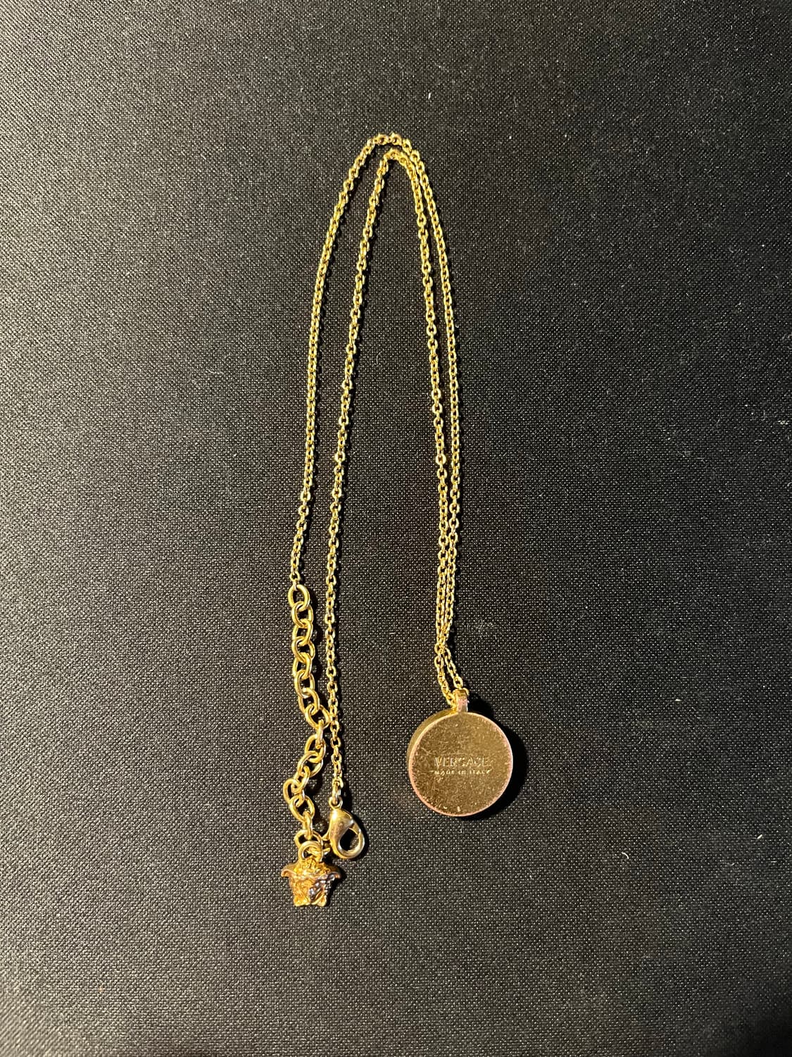 베르사체 에나멜 메두가 네클리스 블랙 골드 상품이미지3
