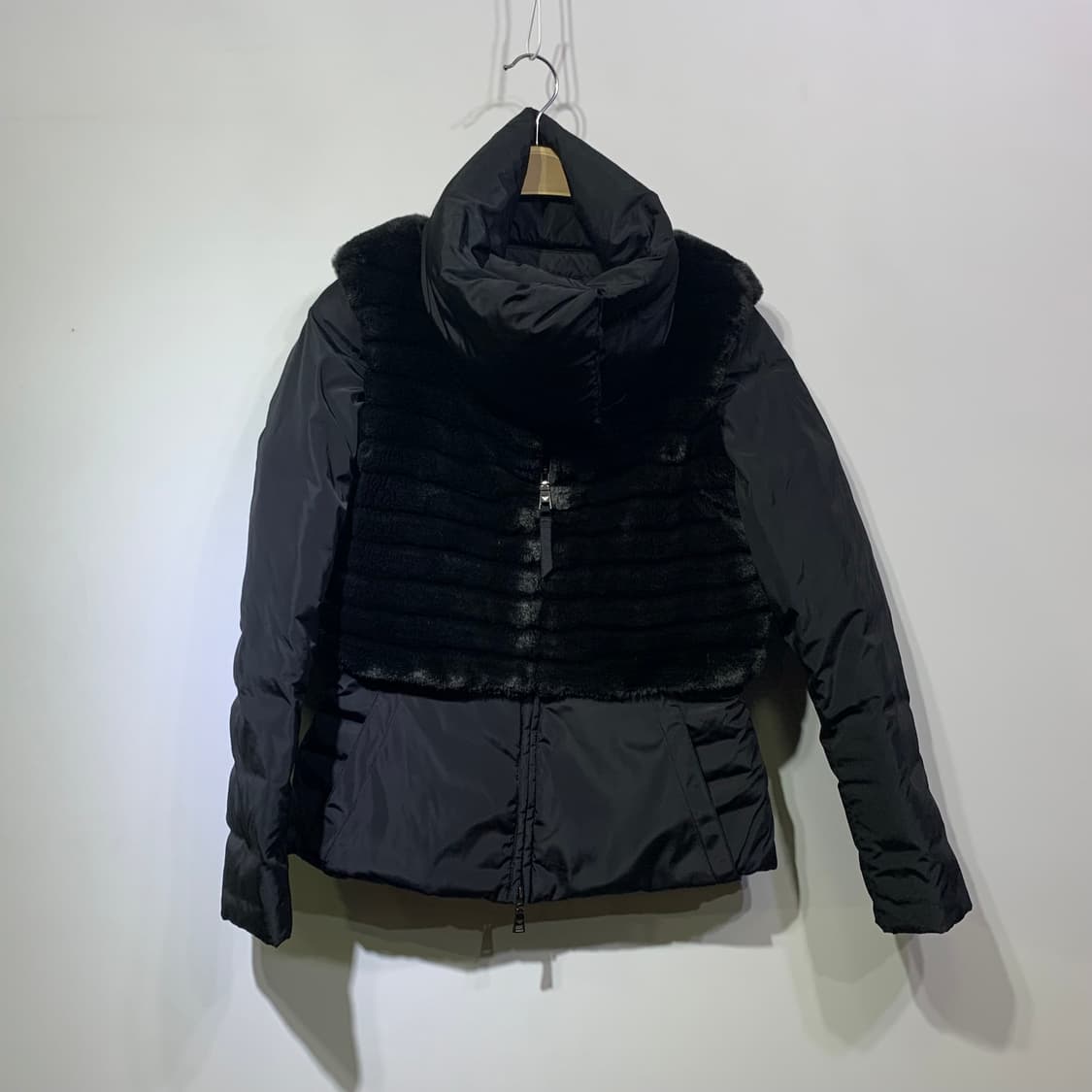 엠포리오 아르마니 모피스타일 다운자켓 판매합니다 상품이미지2