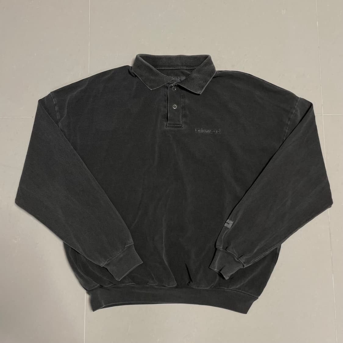 정품 디스이즈네버댓 피그먼트 차콜 빅로고 긴팔 카라티 상품이미지2