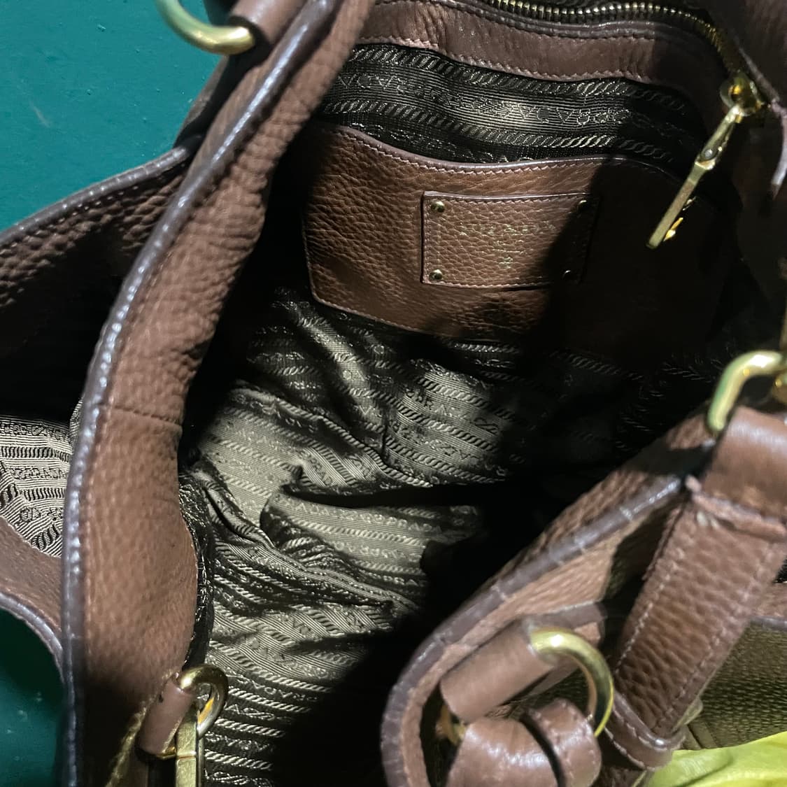 프라다 비텔로 가죽 숄더크로스백 상품이미지7