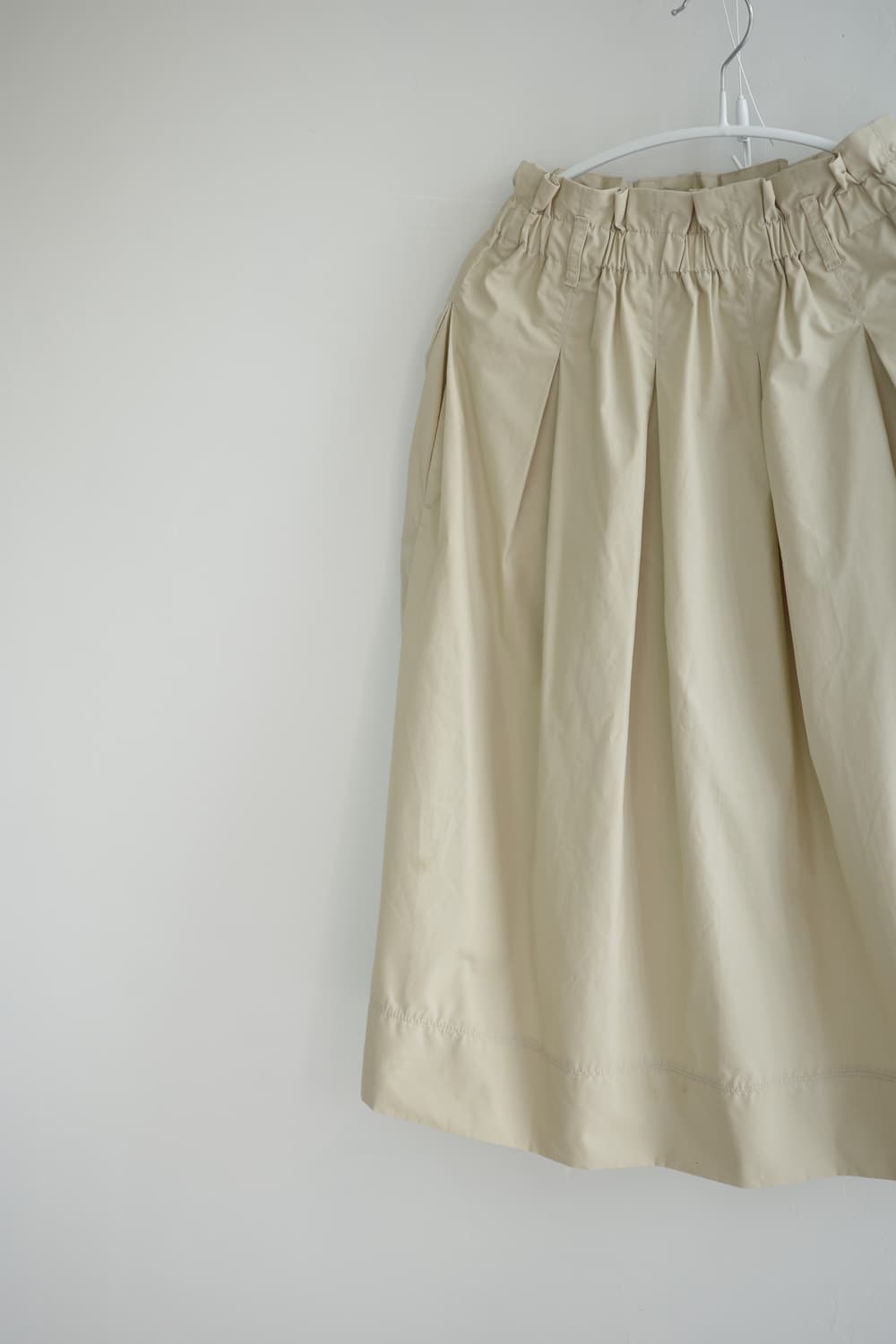 uniqlo 
• 베이지 핀턱 스커트 상품이미지5