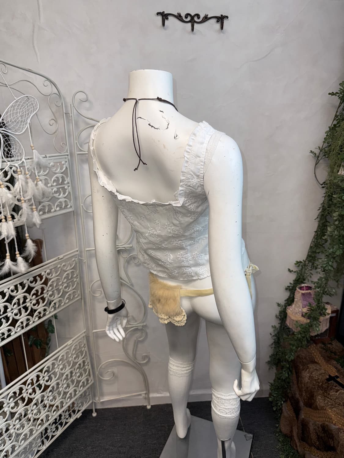 White floral punching crop 오프숄더 슬리브리스  상품이미지6
