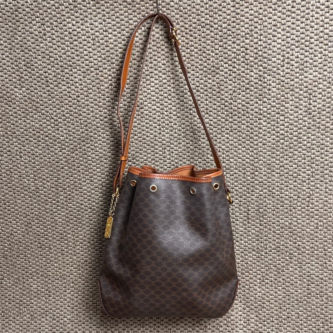 셀린느 마카담 버킷백 상품이미지1