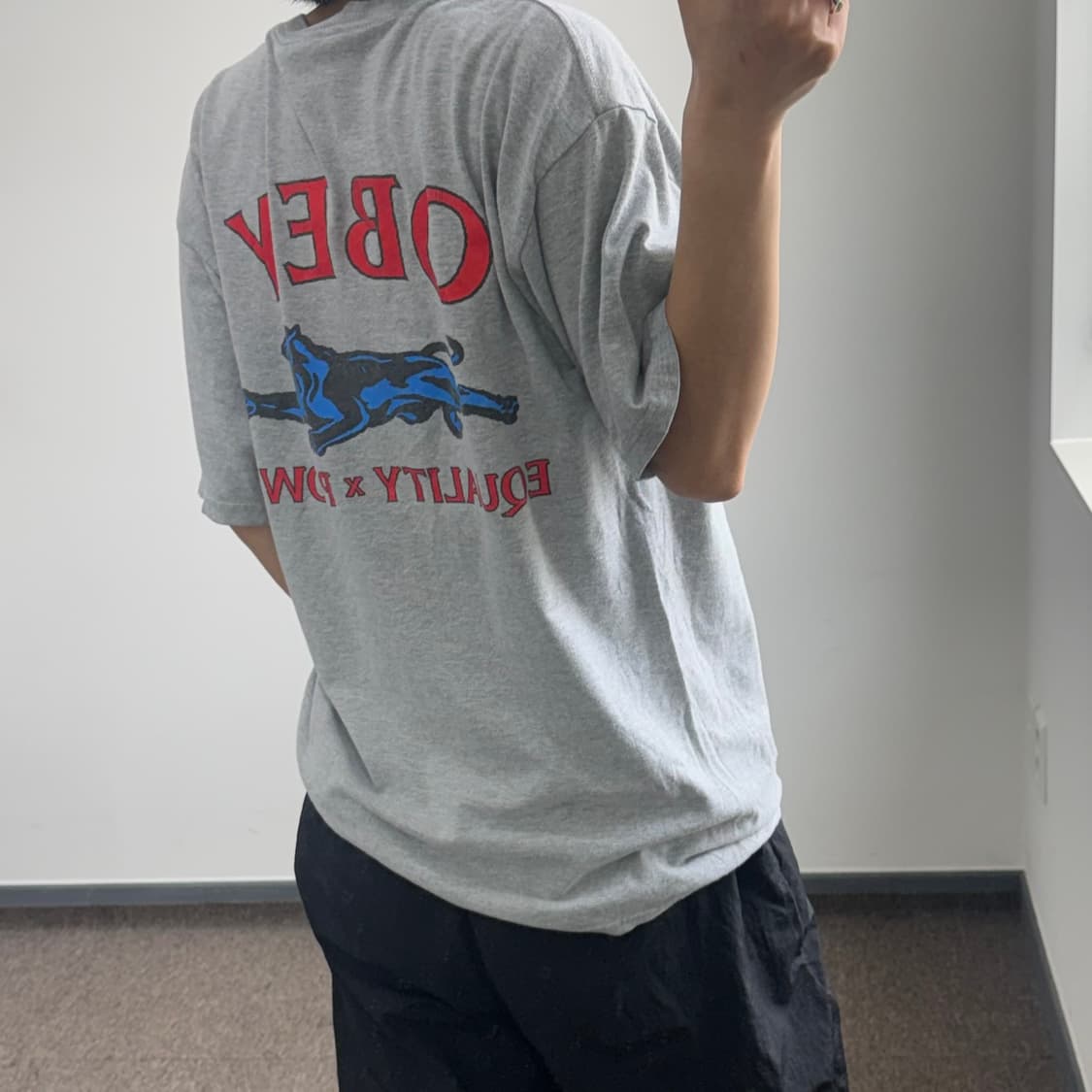 Obey 오베이 백 포인트 로고 그레이 반팔  상품이미지2