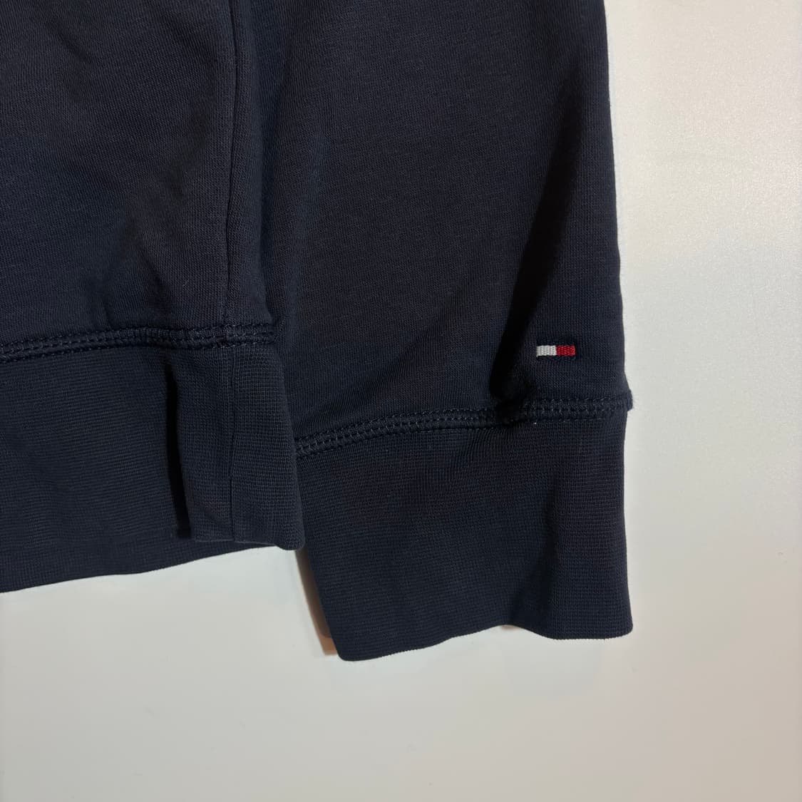 타미힐피거 네이비 에센셜 자수 로고 맨투맨 상품이미지4