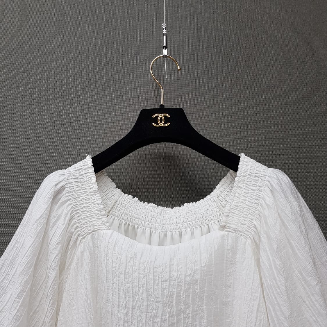 클럽모나코 2025스모크 밴딩 퍼프 슬리브 블라우스 S사이즈 상품이미지2