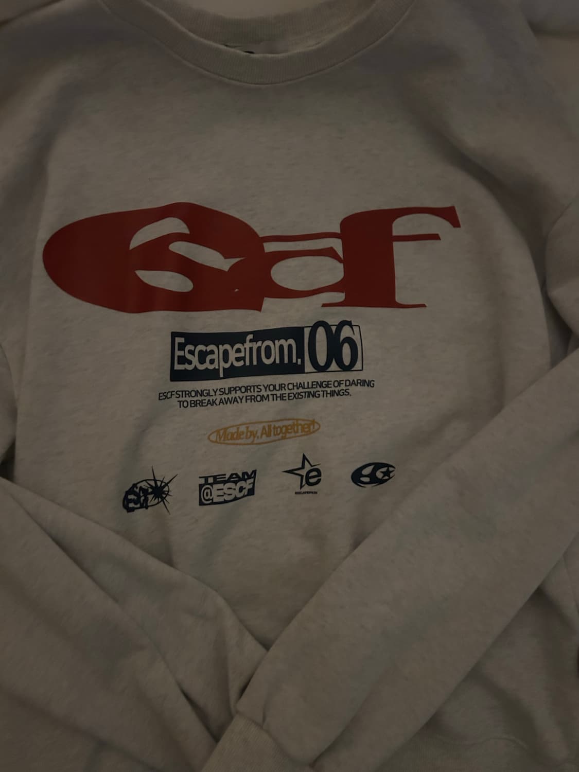 이스케이프프롬 로고 콜라주 맨투맨 상품이미지2