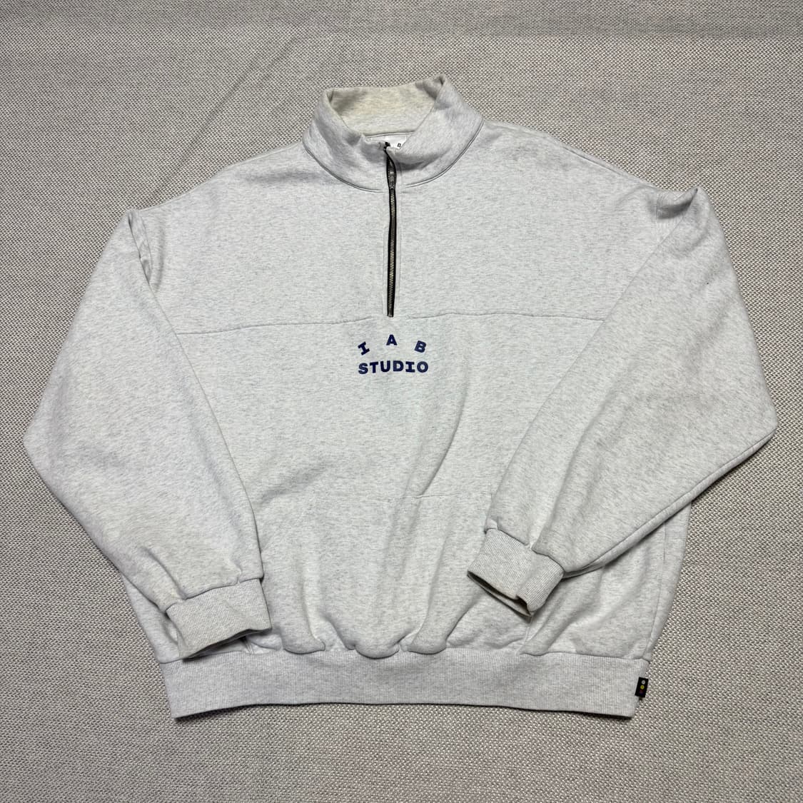 아이앱 IAB 스튜디오 하프집업 맨투맨 상품이미지1