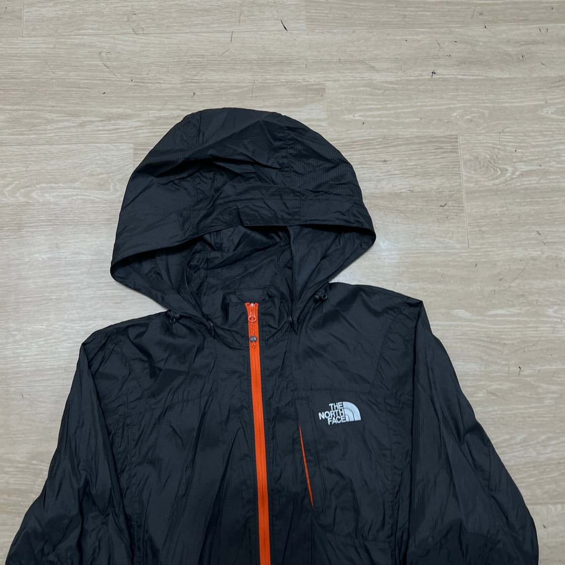 노스페이스 여성 로고 립스탑 바람막이후드 자켓 [블랙] S/90 상품이미지2