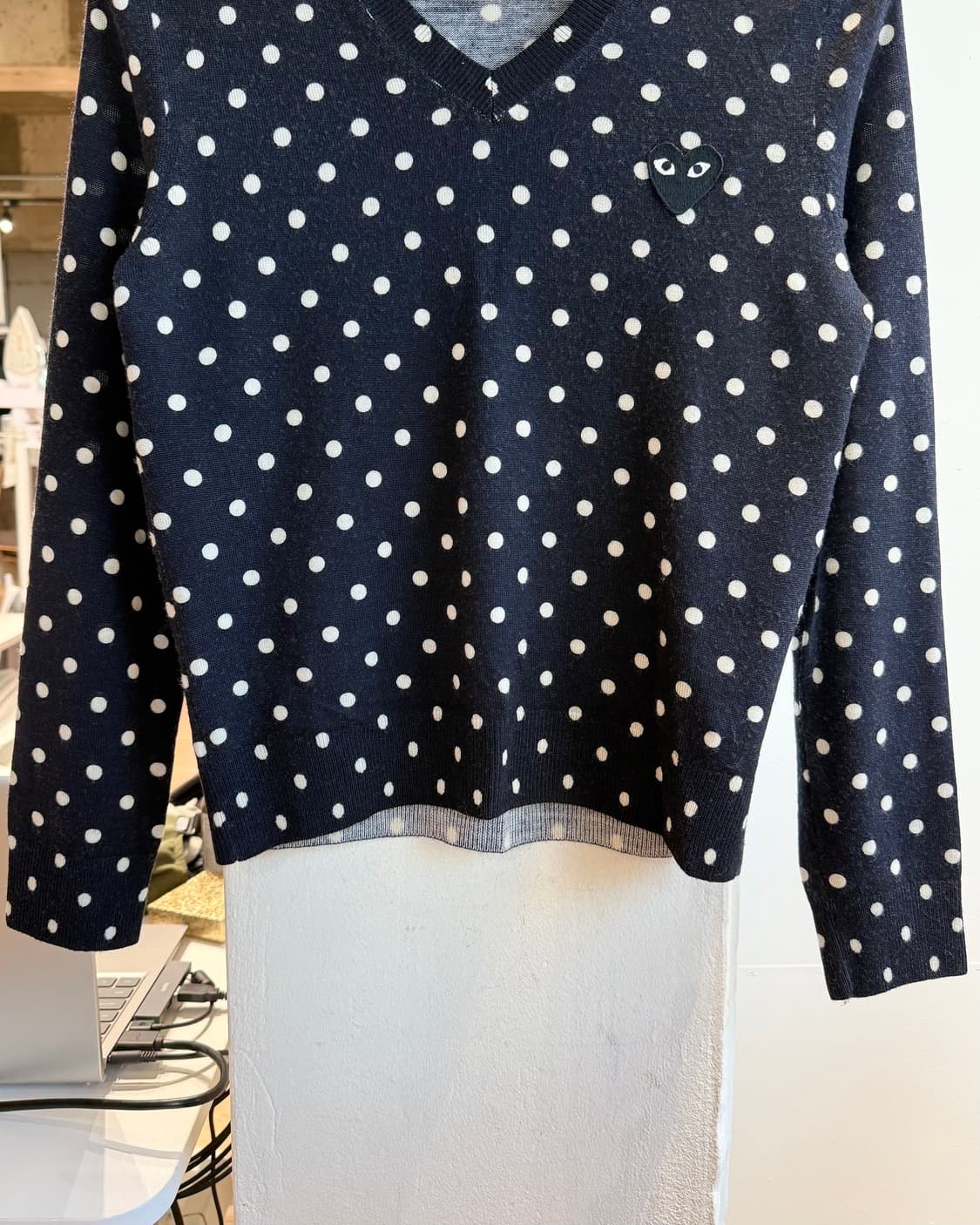 꼼데가르송 플레이 네이비 폴카 도트 브이넥 니트  상품이미지6