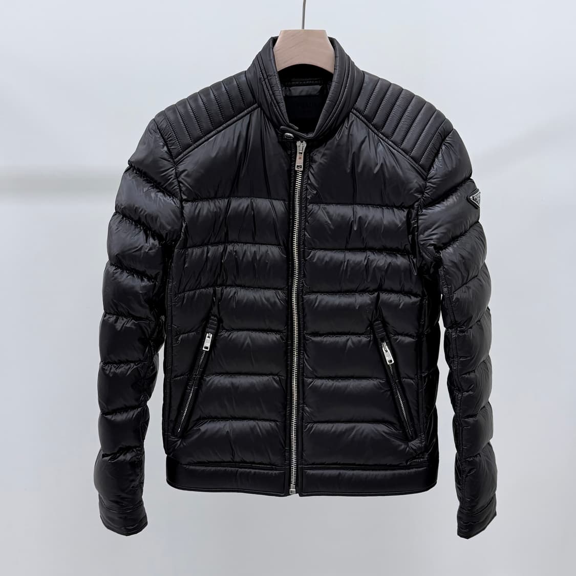 [S+급/46] 프라다 삼각로고 경량 바이커 패딩 블랙 상품이미지1