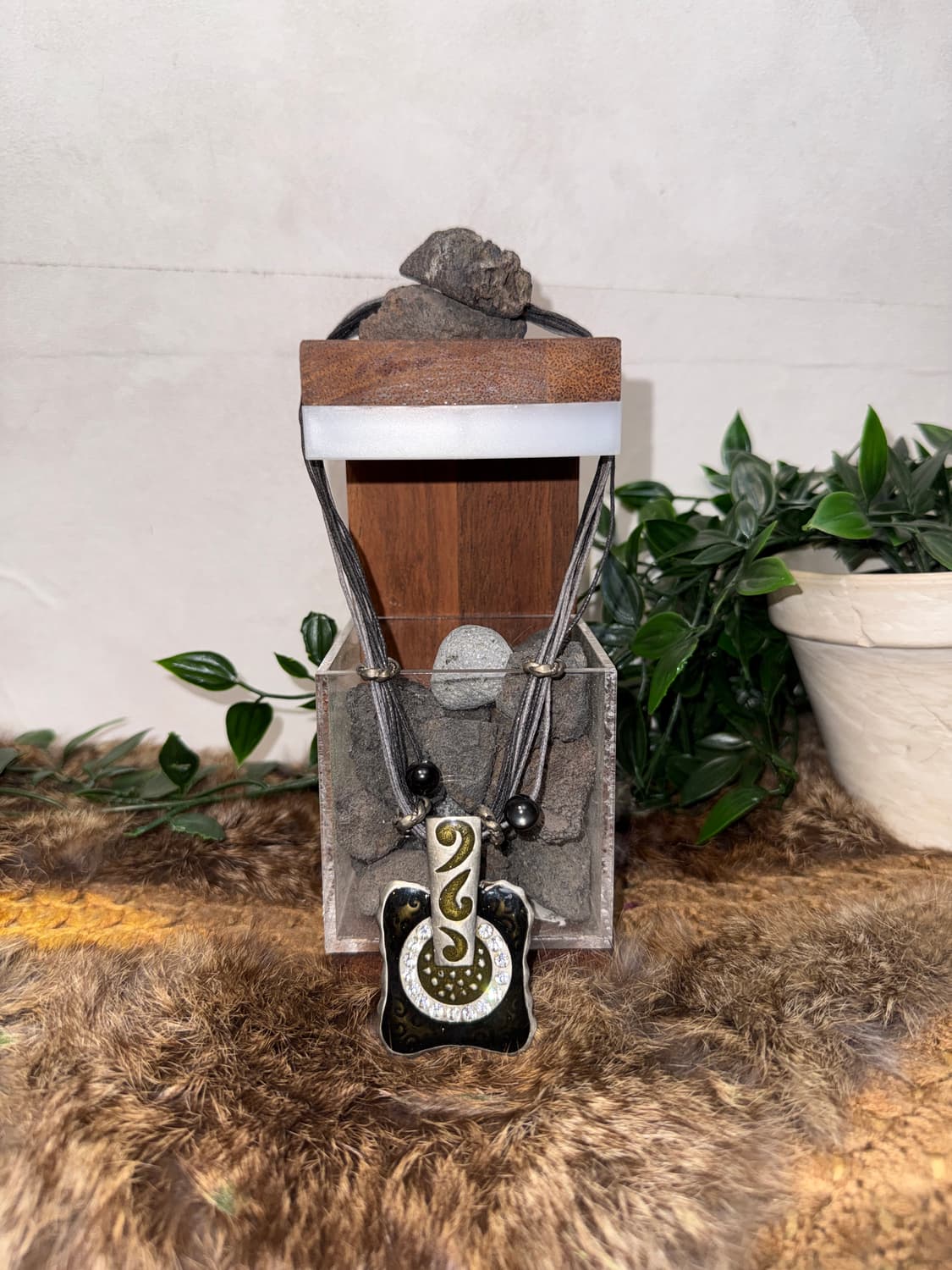 Khaki bold oriental gemstone necklace 상품이미지1