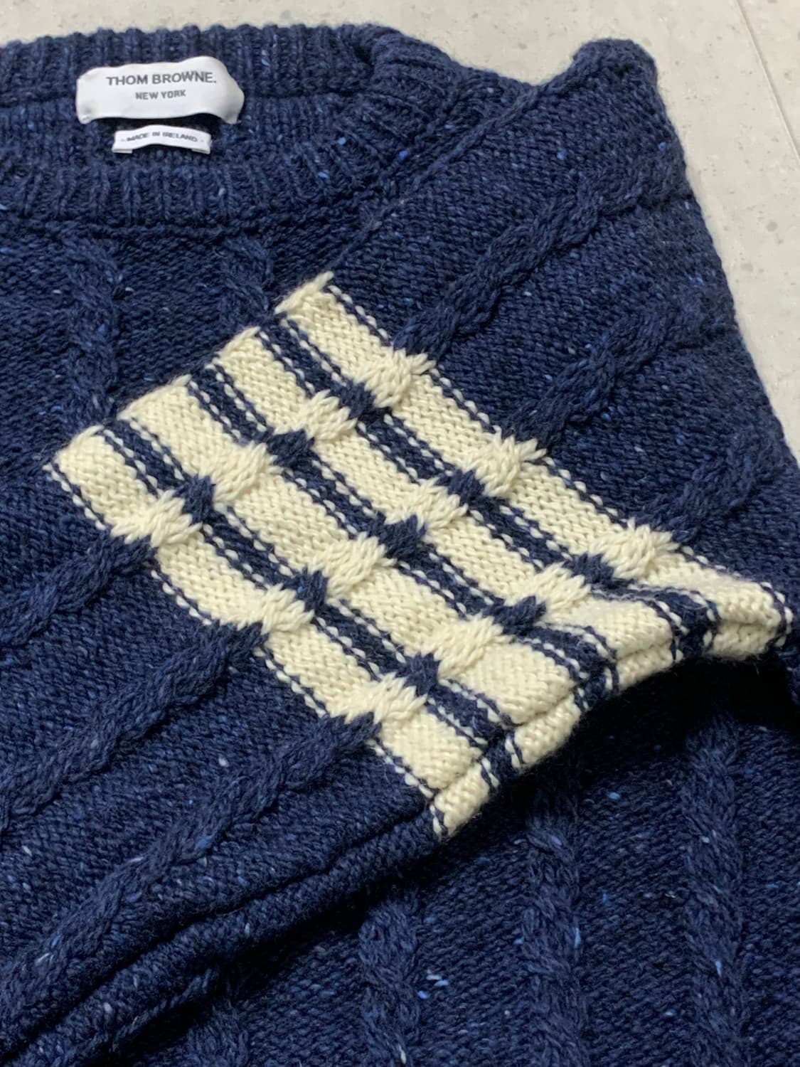 [4] 톰브라운 도네갈 트위스트 케이블 사선 클래식 크루넥 풀오버 블루 상품이미지6