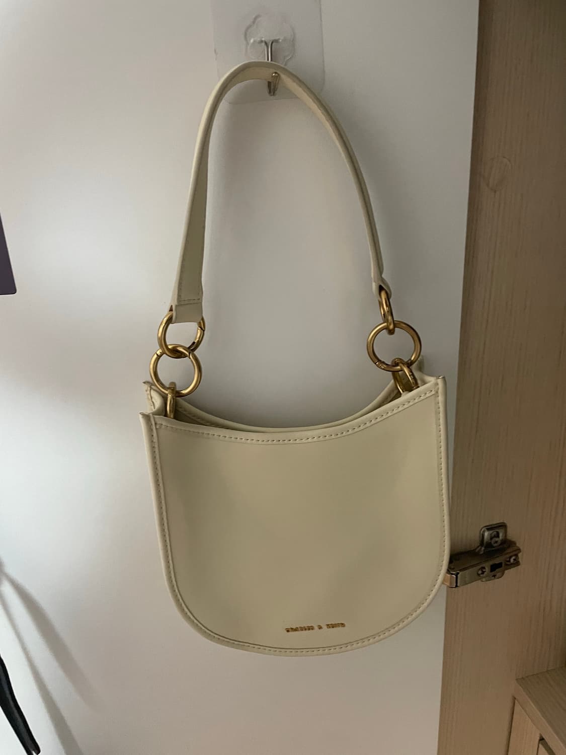 찰스앤키스 화이트 숄더백 상품이미지3