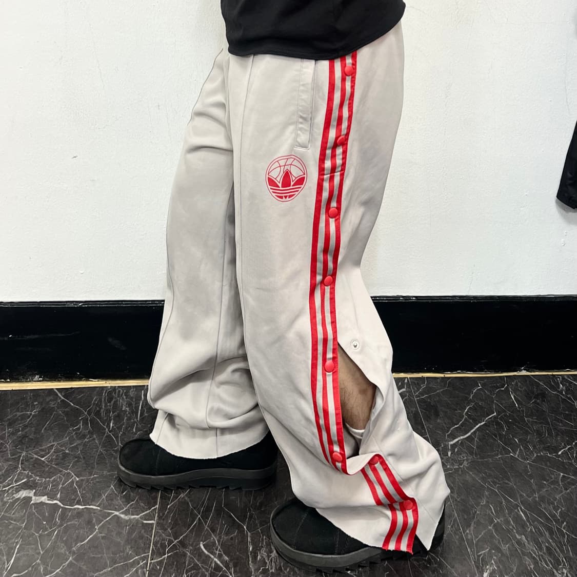 아디다스 레드 삼선 사이드 스냅버클 와이드 트랙팬츠 상품이미지2