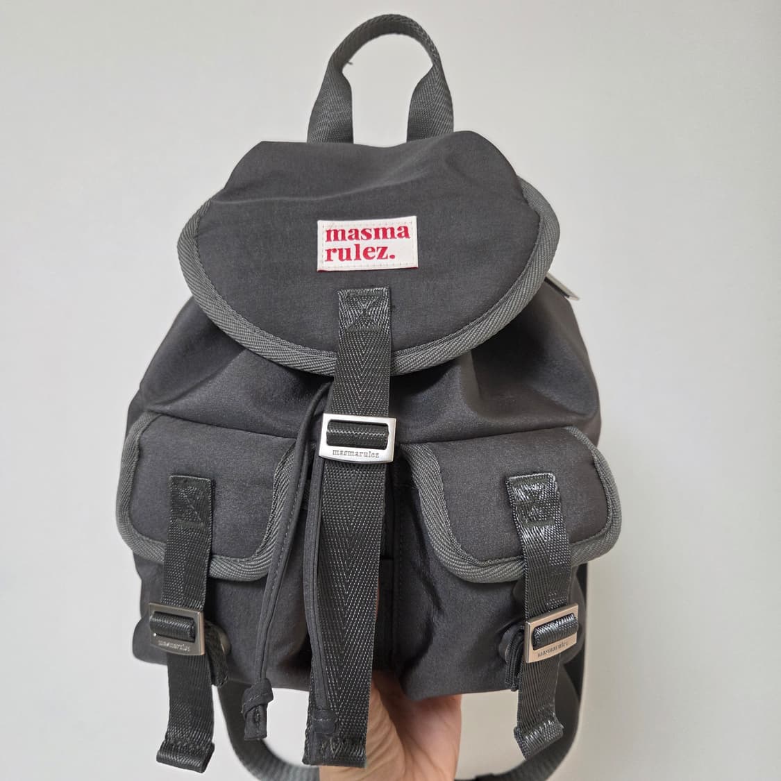 마스마룰즈 미니 글로시 플랩 백팩 (다크그레이) 상품이미지4