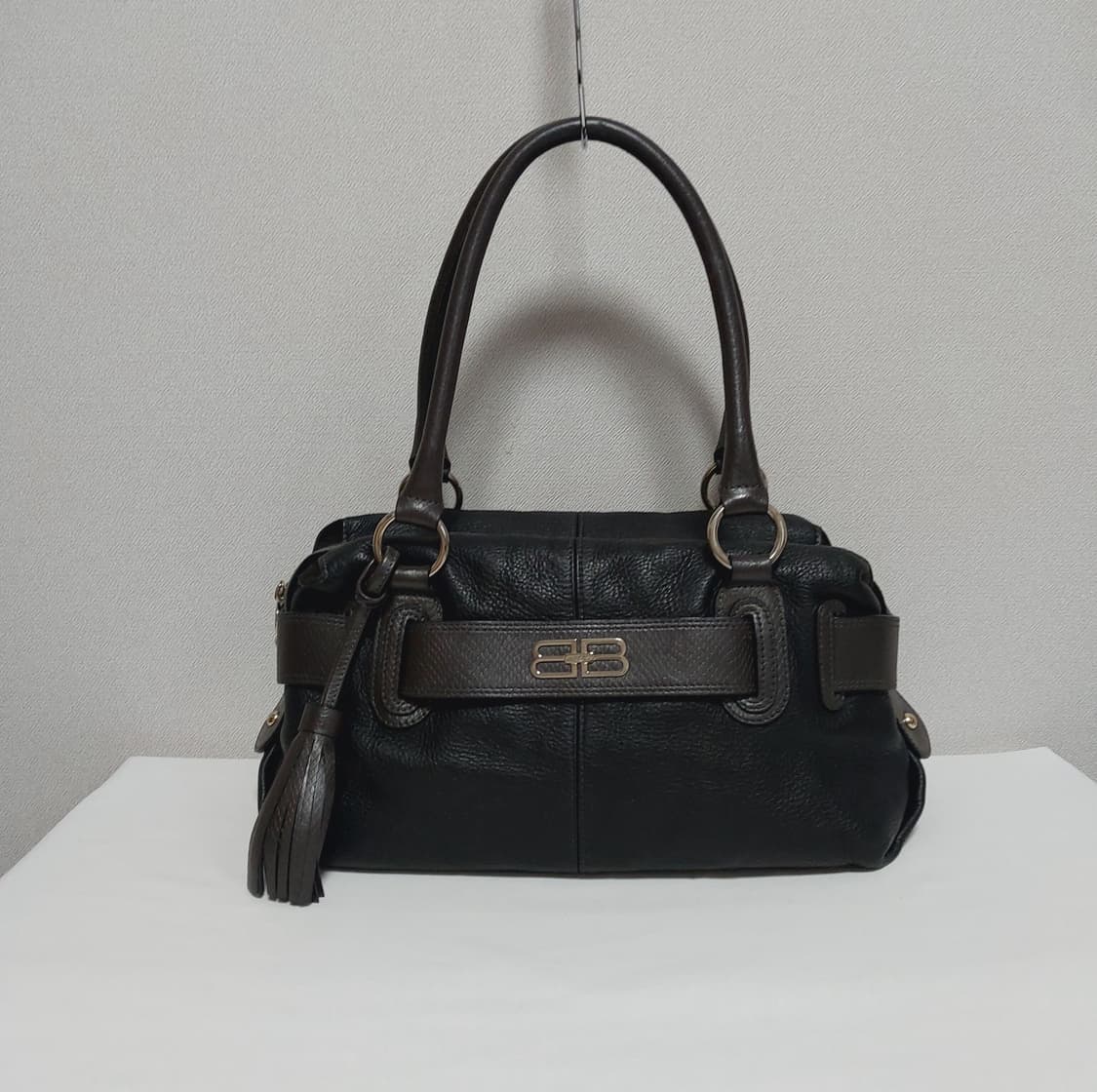 발렌시아가 BB로고 카우레더 테슬 숄더백 (정품) 상품이미지1