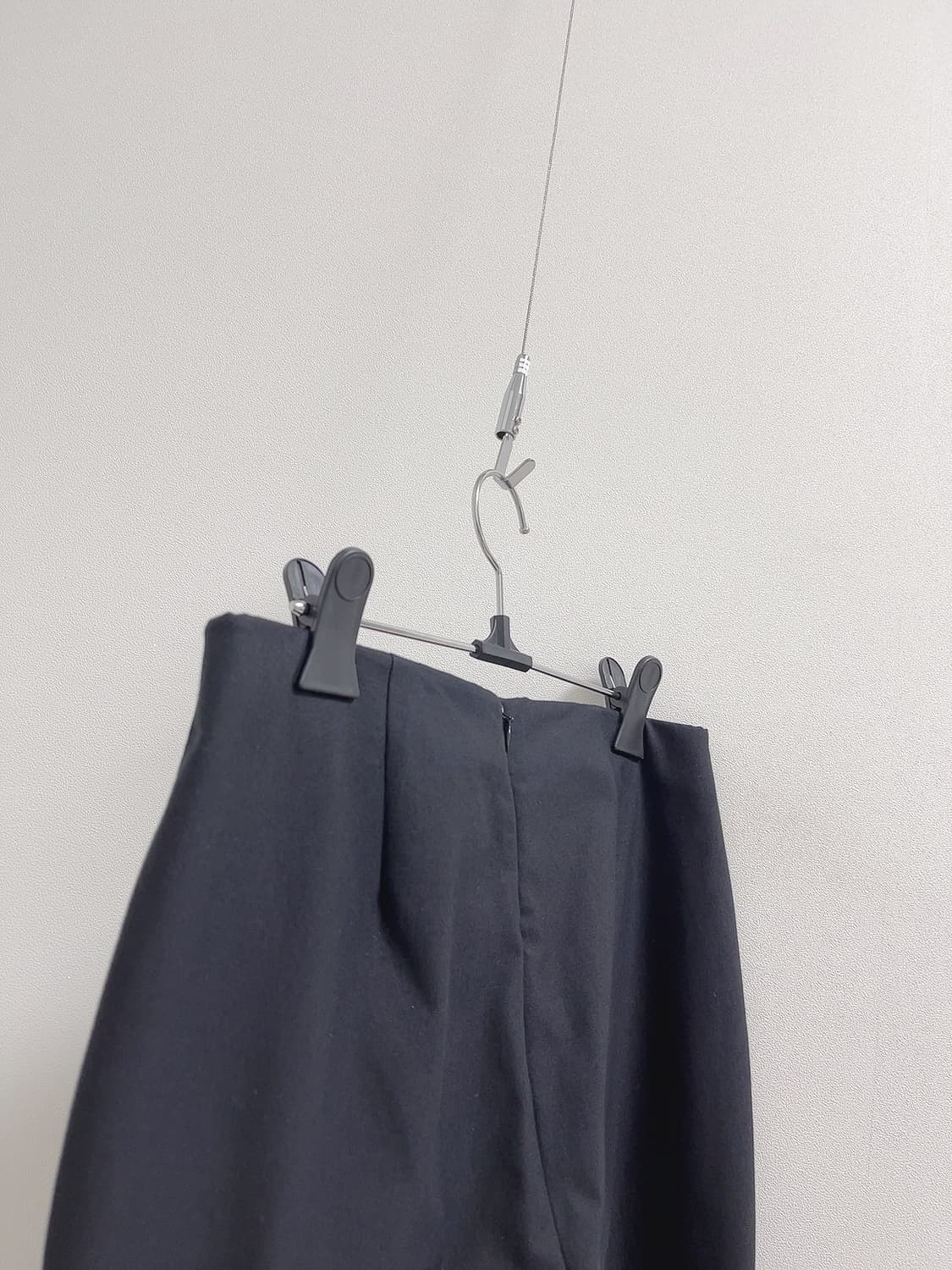 띠어리 블랙 크롭 부츠컷 팬츠 상품이미지5