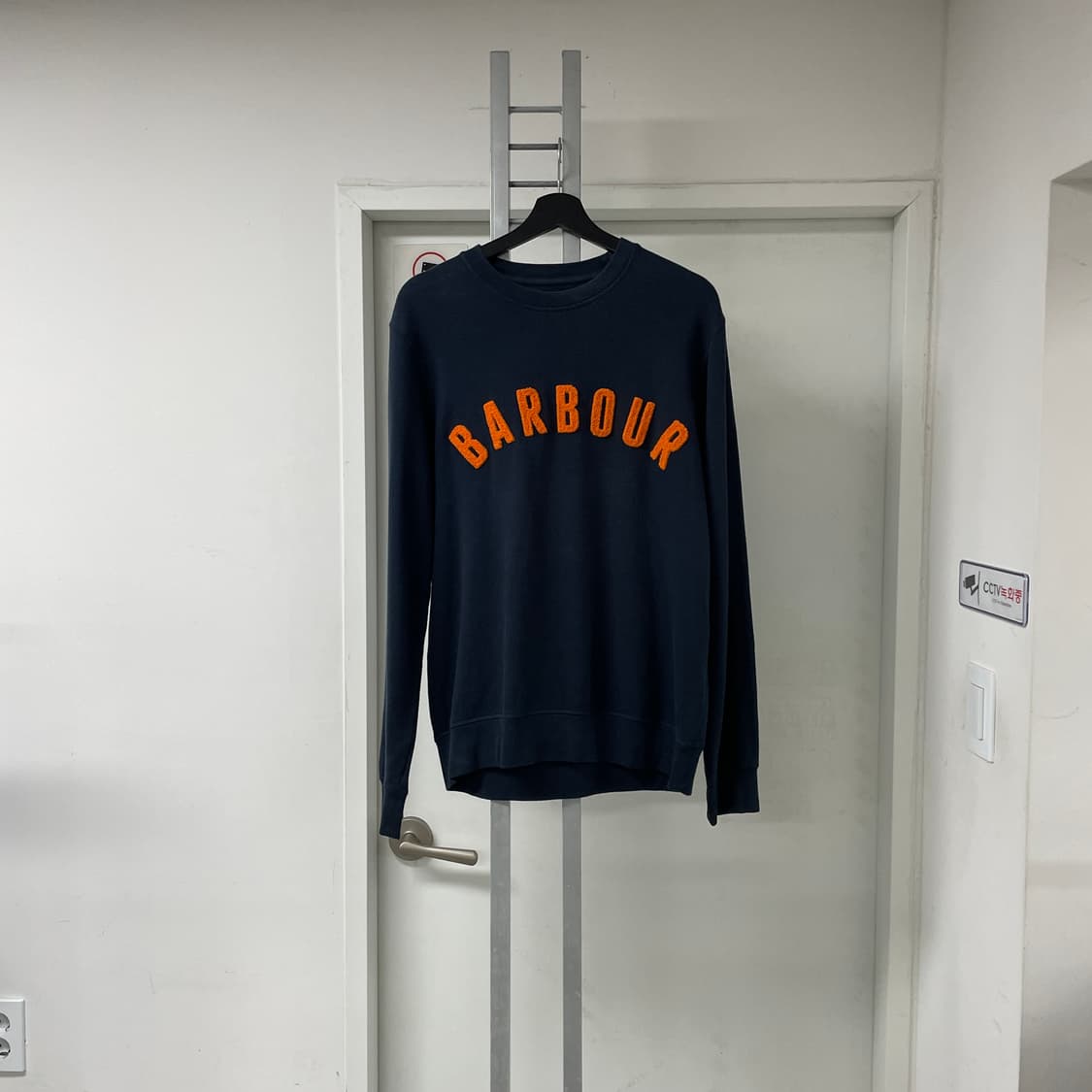 바버 로고 맨투맨 네이비 M 상품이미지1