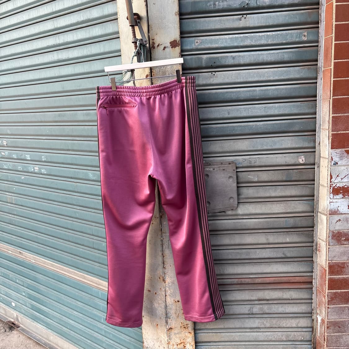 니들스 스트레이트 트랙 팬츠 폴리 스무스 스모크 핑크 상품이미지3