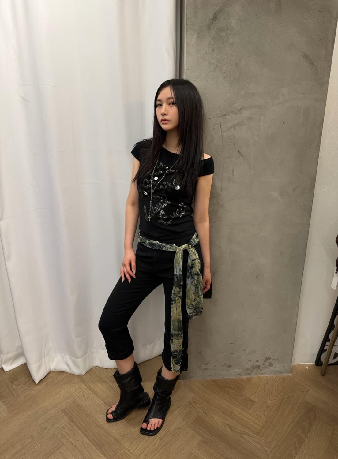 블랙 레터링 오프숄더 상품이미지1