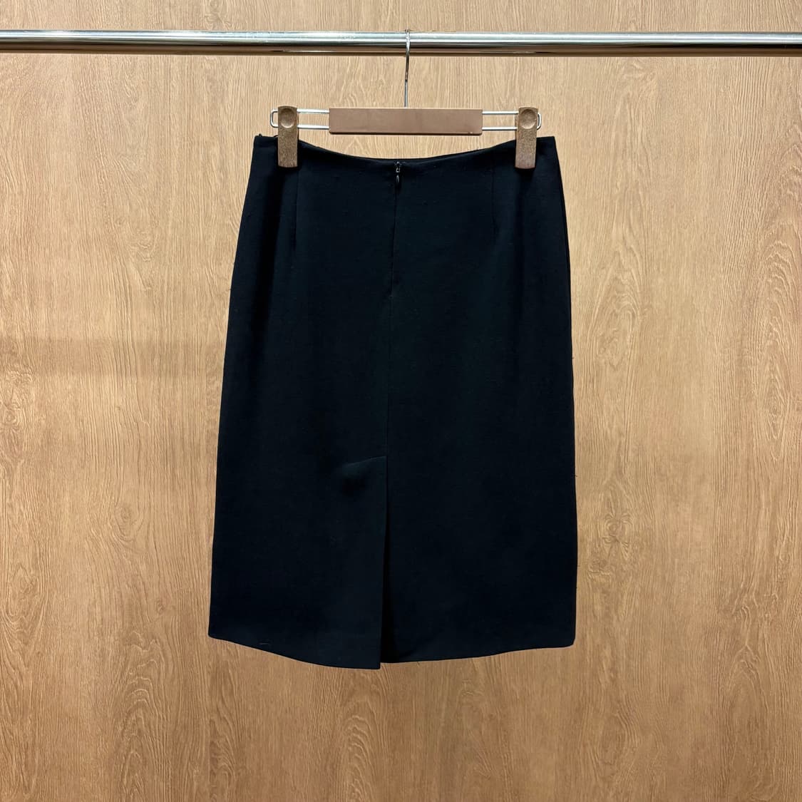 막스마라 울 블렌드 미디 스커트 클래식 펜슬 실루엣 슬릿 디테일 블랙 상품이미지3