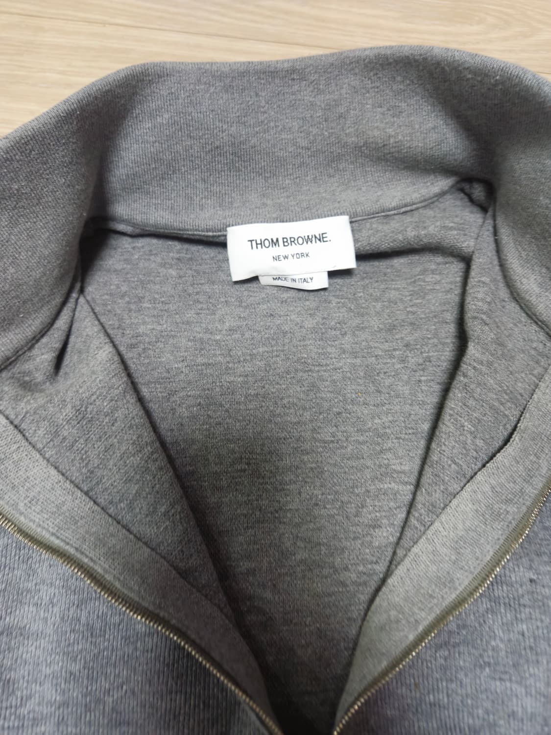 톰브라운 완장 하프집업 상품이미지2