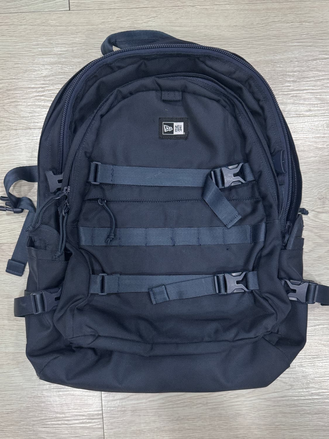 뉴에라 캐리어 백팩 네이비 상품이미지1