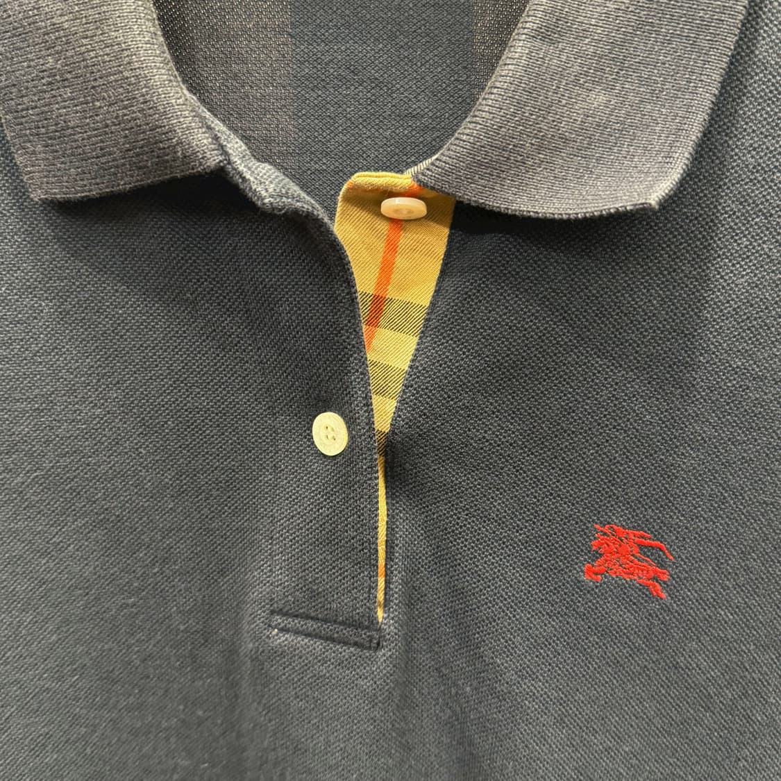 버버리 긴팔 카라 폴로티 노바체크 넥라인 포인트 디테일 레귤러핏 네이비 상품이미지6