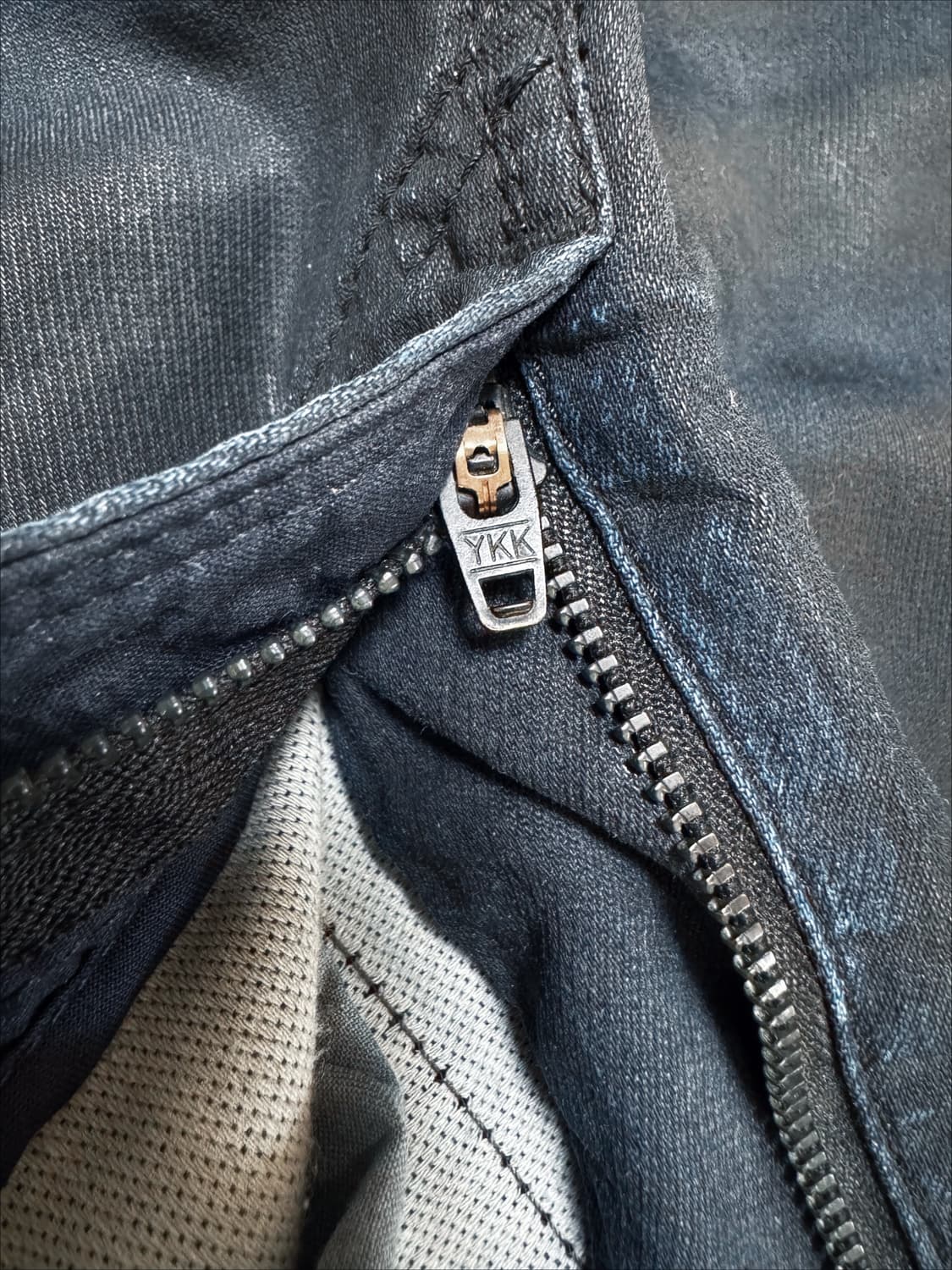 디젤 Thommer CB-NE 풀코팅 조그진 - 블랙과 청의 오묘한 공존 상품이미지10