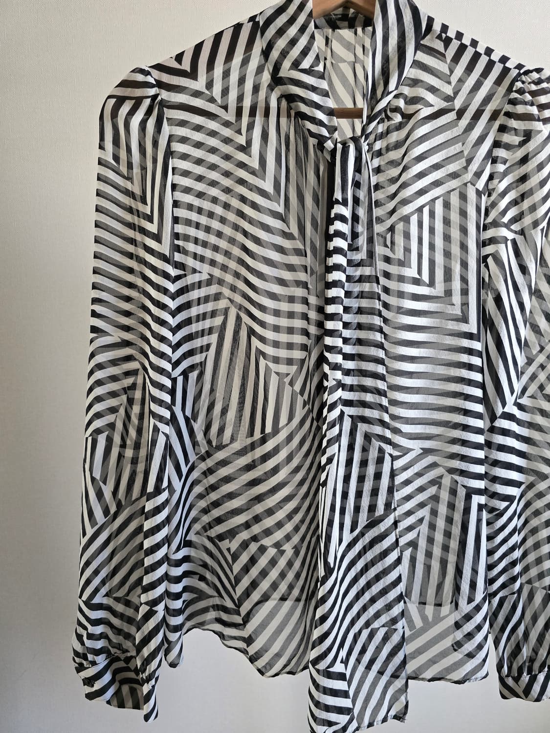 Vingt-Trois Silk Scarf-Tie Blouse  상품이미지3