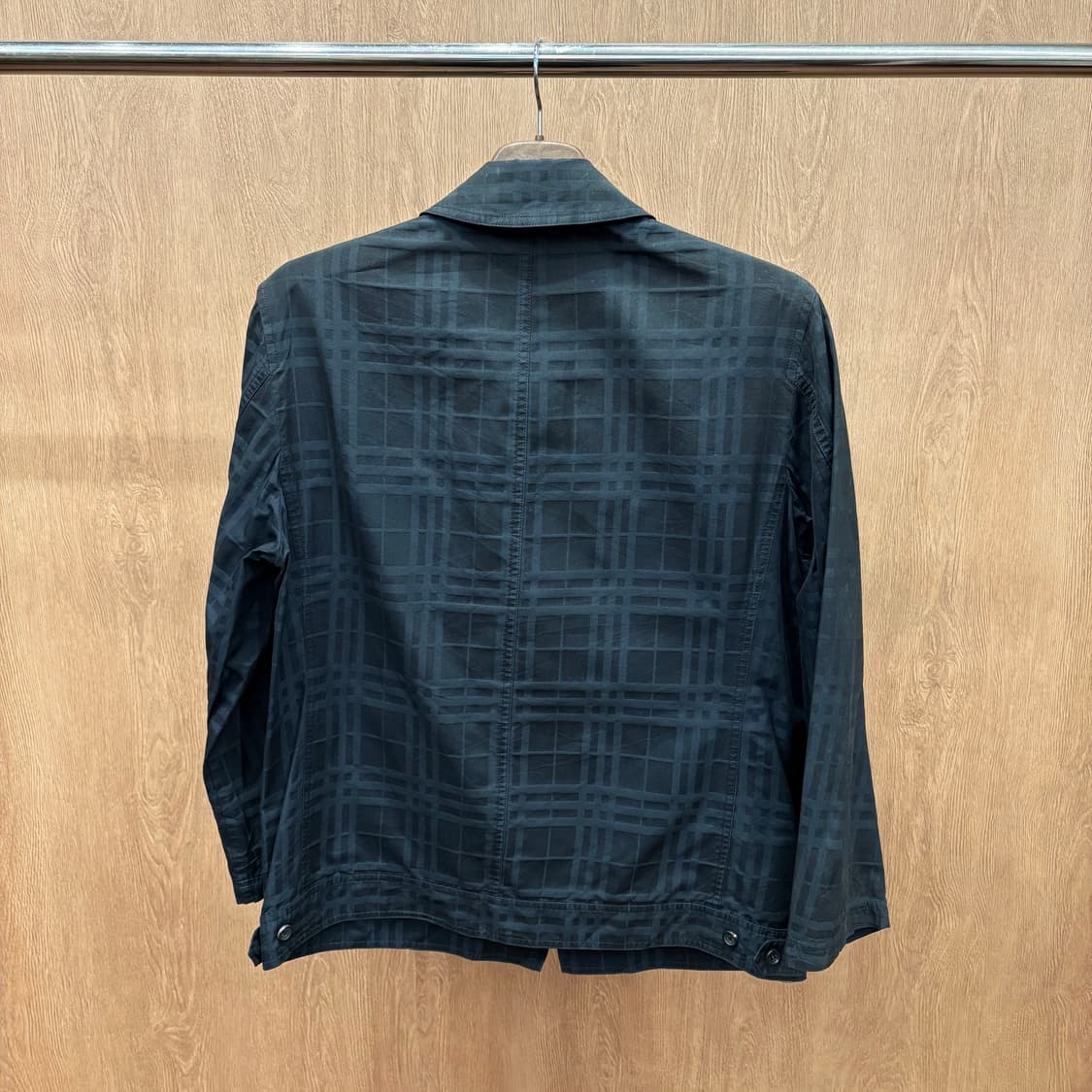 버버리 런던 코튼 카라 자켓 톤온톤 체크 패턴 플랩 포켓 디테일 블랙 상품이미지3